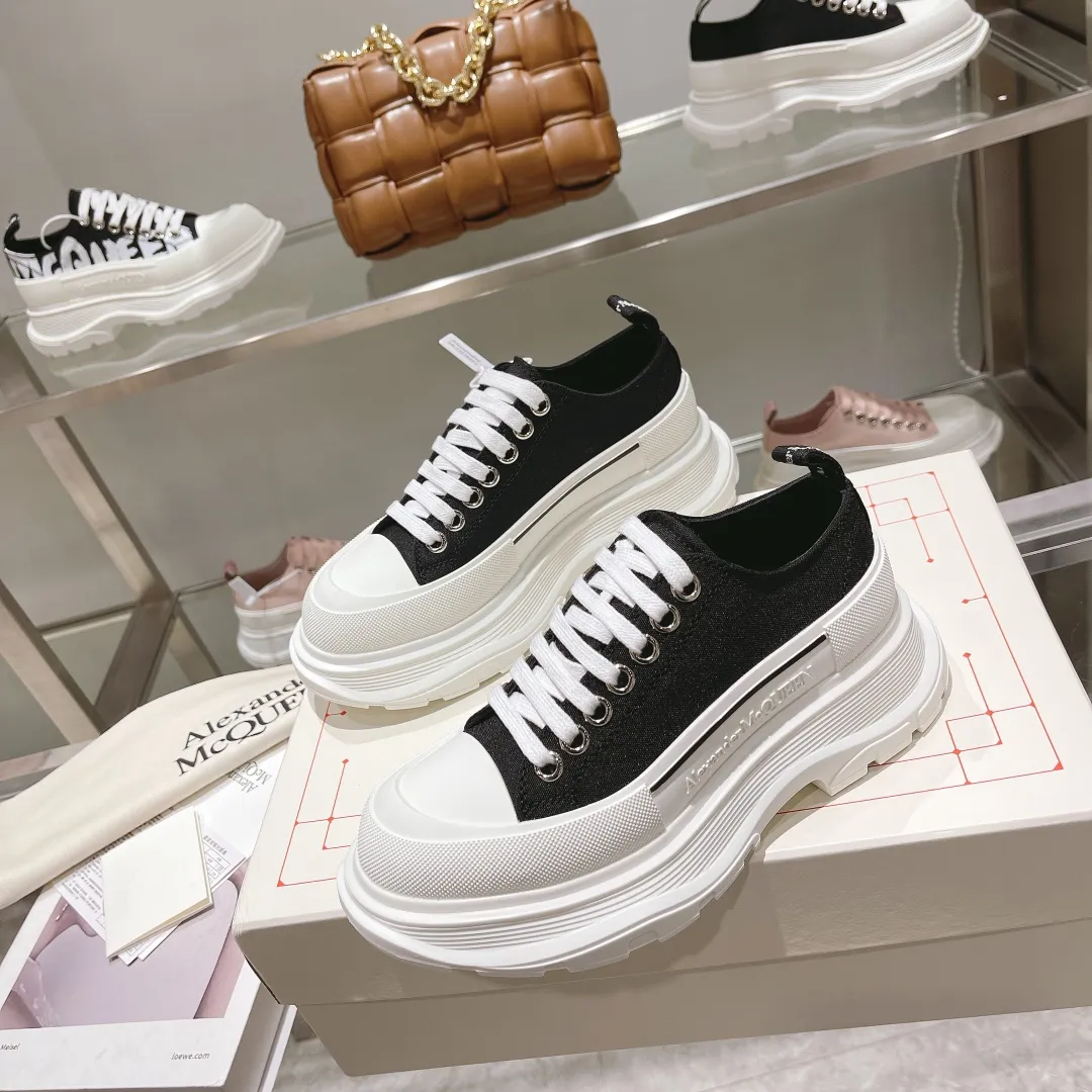 👟👟Ex-factory price 480👟👟 Hot item. Official website new colors factory direct sales! The latest version of Alexander McQueen's men's and women's couple's model is a hit👑Purchasing agent version. Original version 1:1. Fabric: original imported waterproof canvas. Lining: imported water chestnut sheepskin, strong, stain-resistant and breathable. Insole: Imported silk lining Outsole: T👟👟Ex-factory price U several layers of original combination sole (not an ordinary sole on the market) Packaging: Comes with original shoe box, cloth bag, certificate card Code number: 34-45